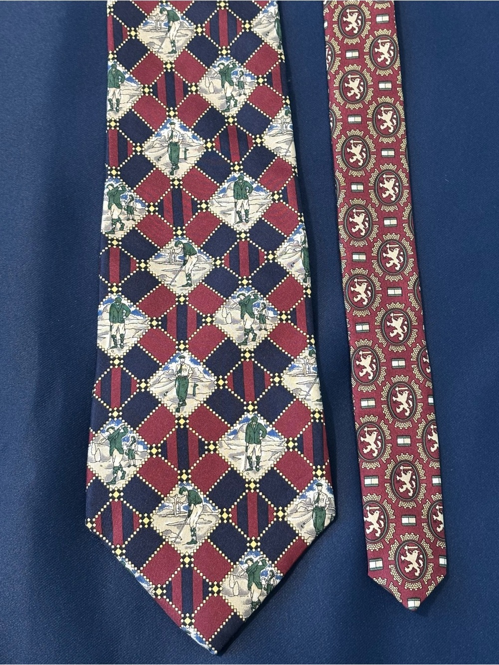 TOMMY HILFIGER Golfer On a Classic Navy and Burgundy Diamond Pattern Silk Tie